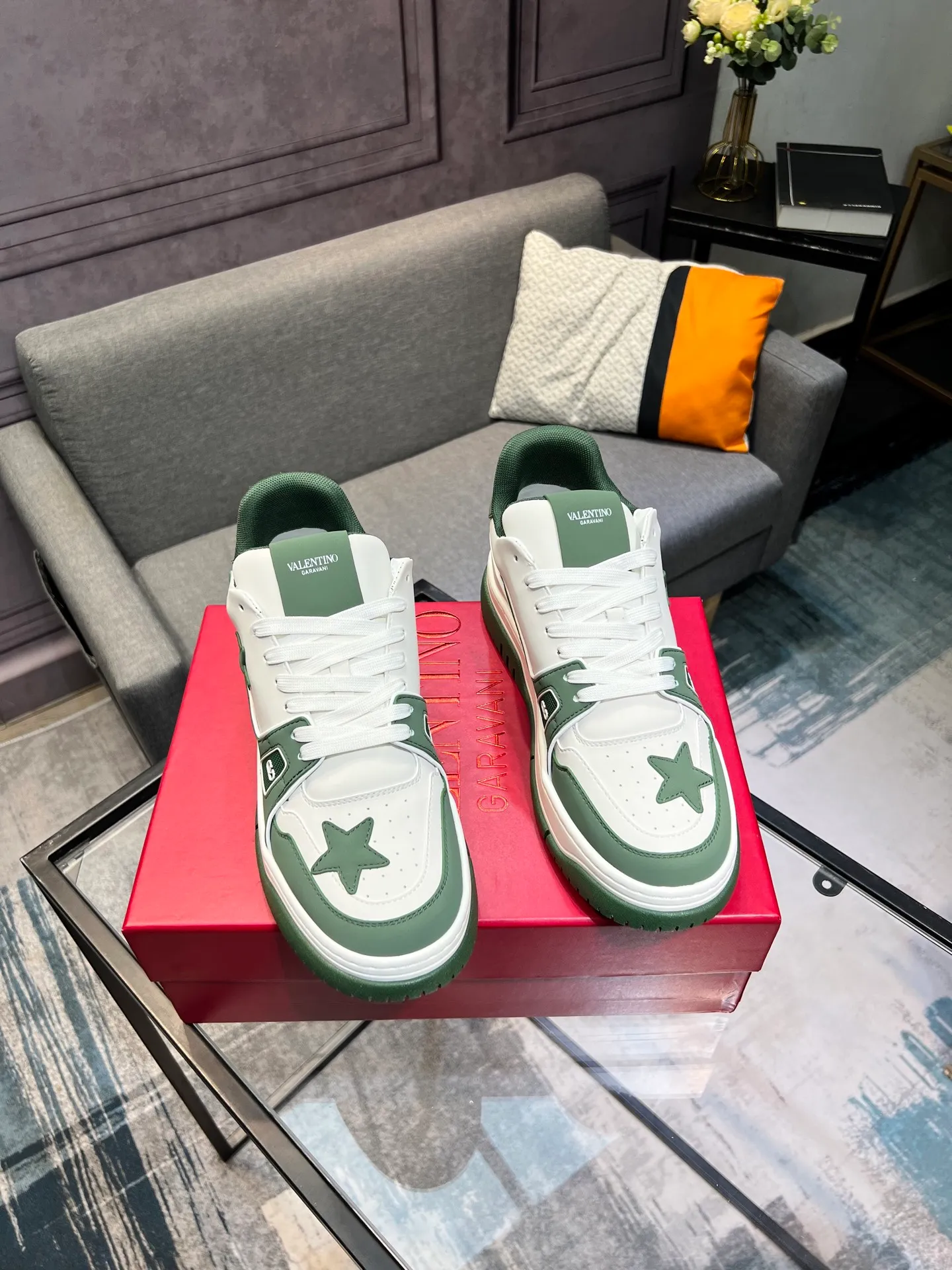 Men's Men's Shoes 💰660 Valentino 2023 early autumn new star shoes are now online! Wang Hedi and Ren Jialun have been worn by many celebrities. Who can refuse the same couple shoes as Wang Hedi! The design of Stars Stab My Heart is cool and spicy. The material of the shoes is cowhide, and every color is beautiful! Size 35-40, men’s size 39-44 (women’s 41, men’s 38, 45🉑️customized)